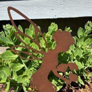 Figur i jern – Alv plukker blomster