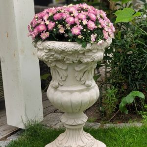 Blomsterkrukke – detaljrik i hvit betong